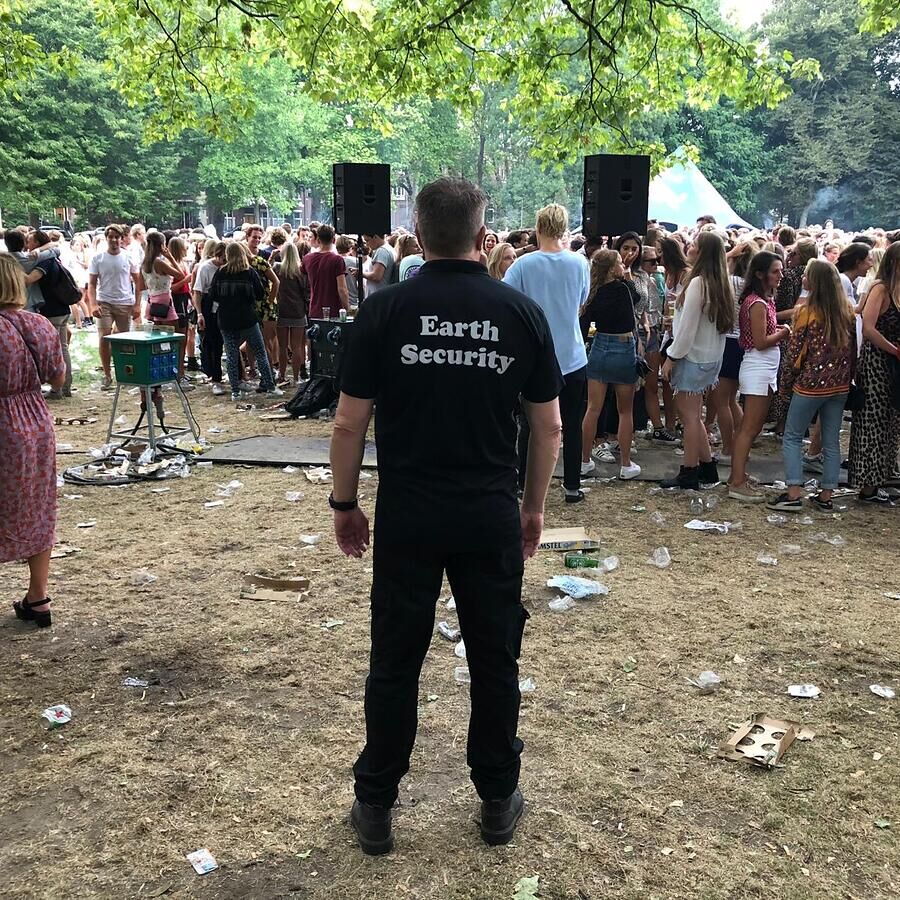 Medewerker van Earth Security houdt toezicht op een druk studentenevenement
