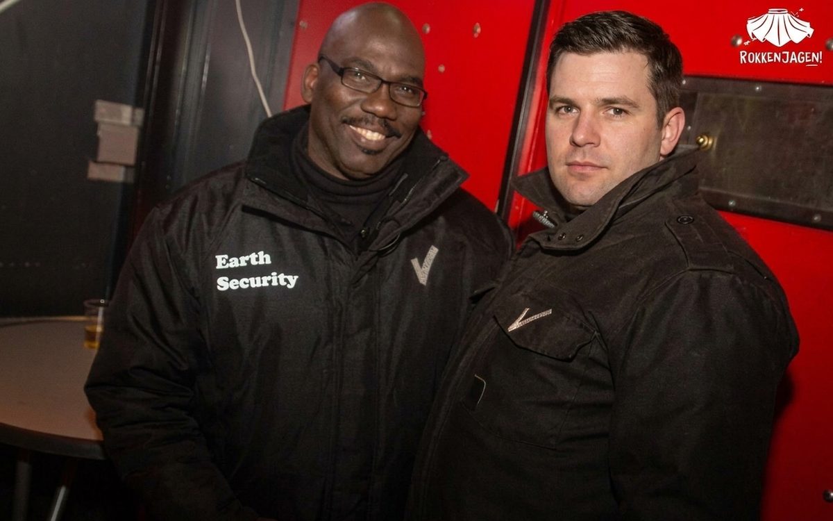 Twee beveiligers van Earth Security bij de entree van een horecagelegenheid