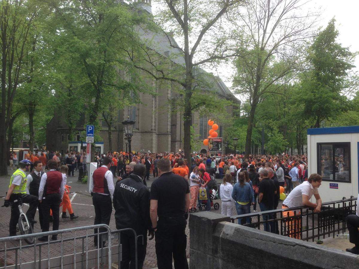 Drukte op straat tijdens Koningsnacht en Koningsdag in Utrecht