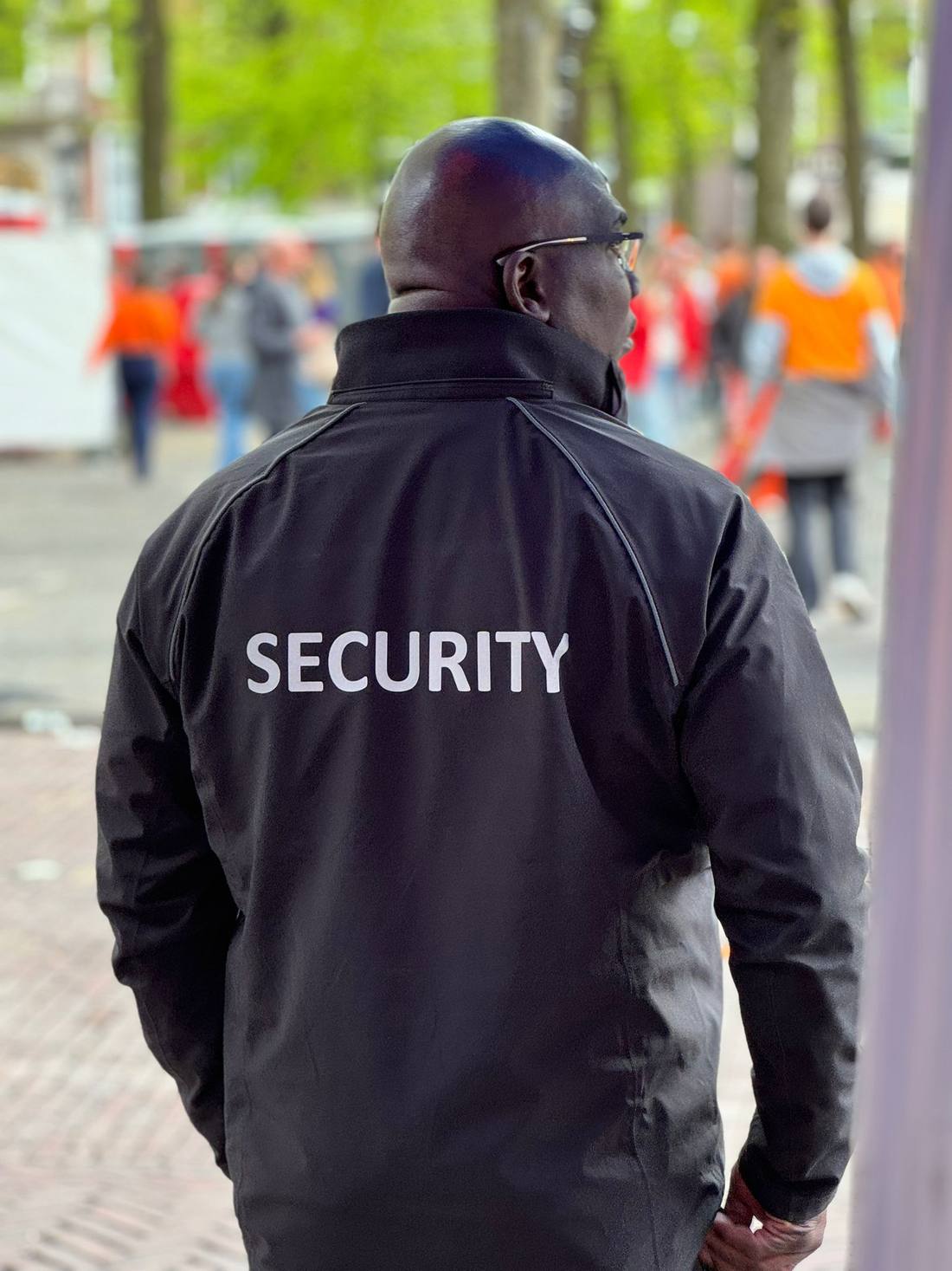 Beveiligers van Earth Security op straat tijdens Koningsdag in Utrecht